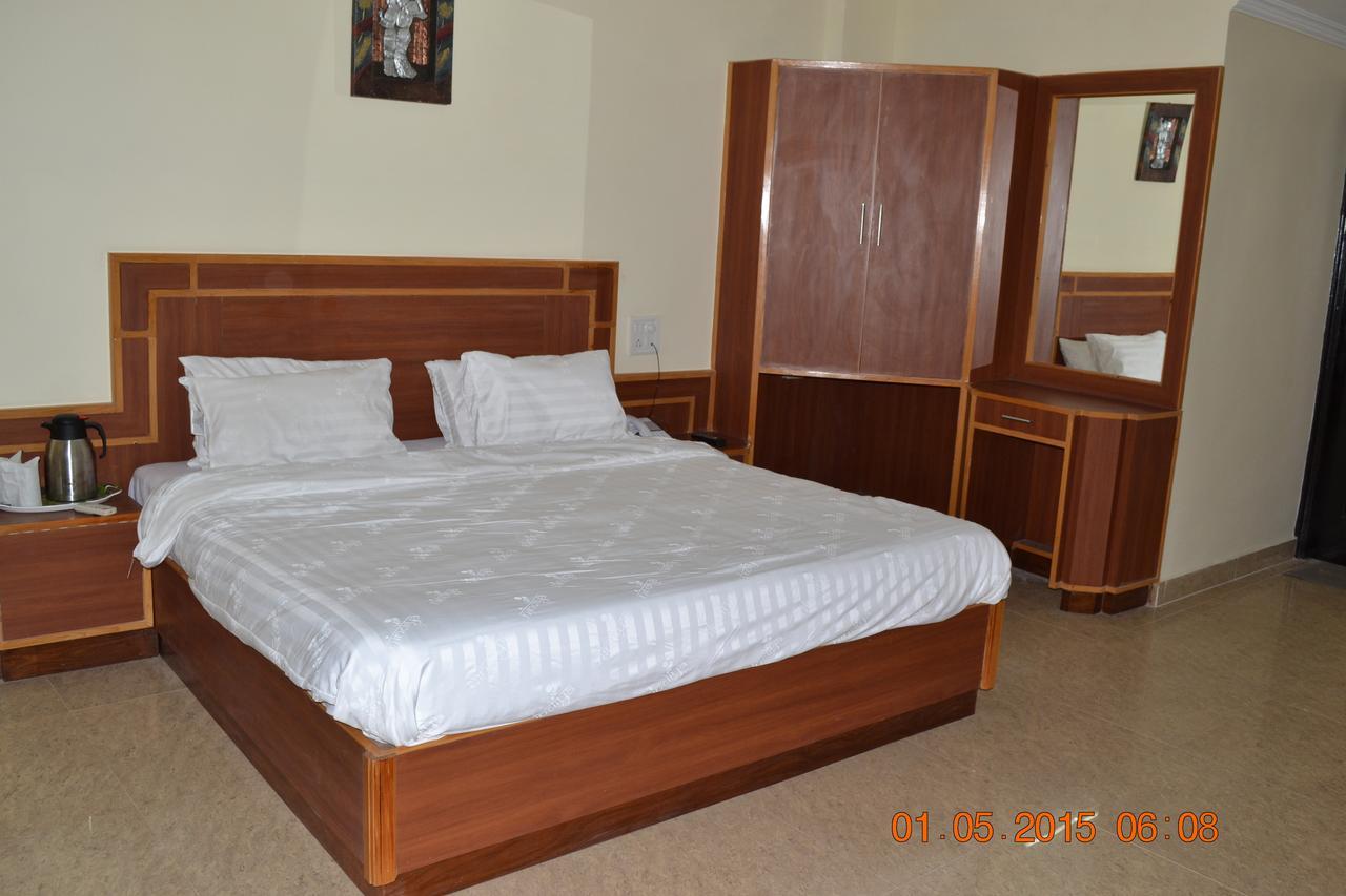 Capital O 4747 Imperial Hotel Katra Катра Екстер'єр фото